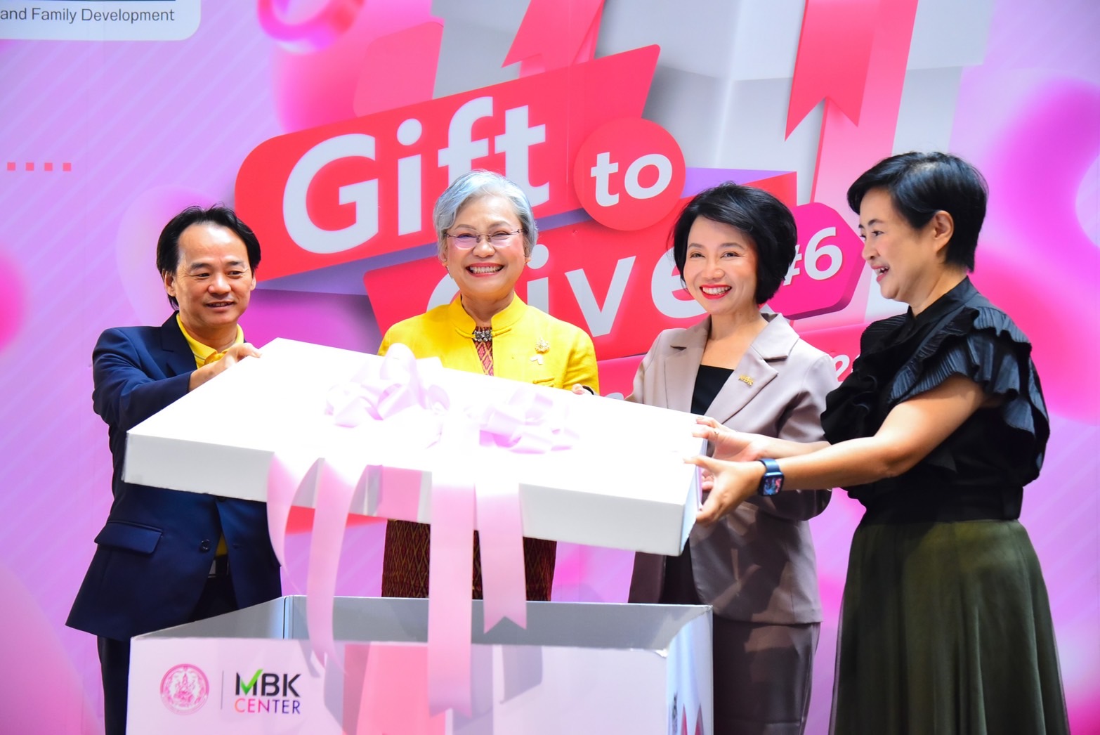  พม. ร่วมกับ MBK จัดงาน “Gift to Give จัดมหกรรมของขวัญถูกใจ ได้บุญ ครั้งที่ 6”